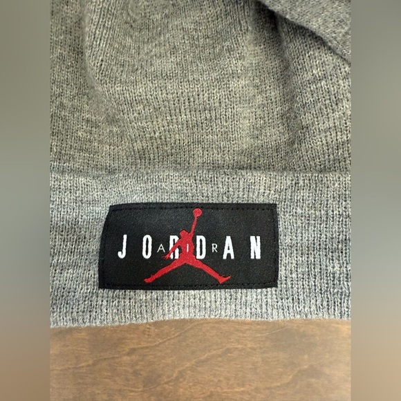 NWT Jordan Gray Beanie and Gloves Set - Picture 2 of 6